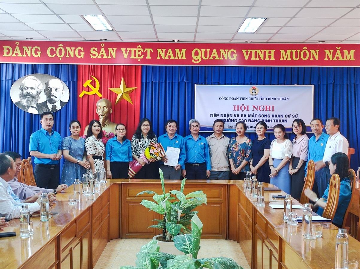 Tổ chức tiếp nhận và ra mắt công đoàn cơ sở - Trang Thông tin điện tử tổng  hợp Liên đoàn Lao động tỉnh Bình Thuận