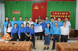 Cụm thi đua số 4, Công đoàn Viên chức tỉnh trao Công trình ánh sáng an ninh tại xã Phan Hòa