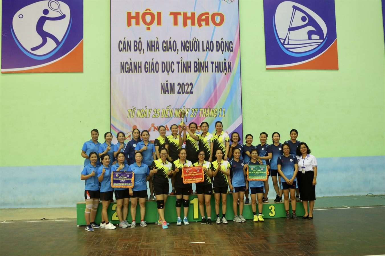 Description: D:\sogiaoduc\ANH CHUP\HINH HOI THAO 2022\VIET TIN BE MAC HOI THAO 2022\3.Các đội nhận giải môn bóng chuyền hơi nữ.jpg