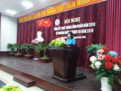 Ảnh: Đ/c Trần Thị Tuyết Thanh – Chủ tịch CĐCS Cty Cổ phần May xuất khẩu Phan Thiết  phát biểu tham luận tại Hội nghị