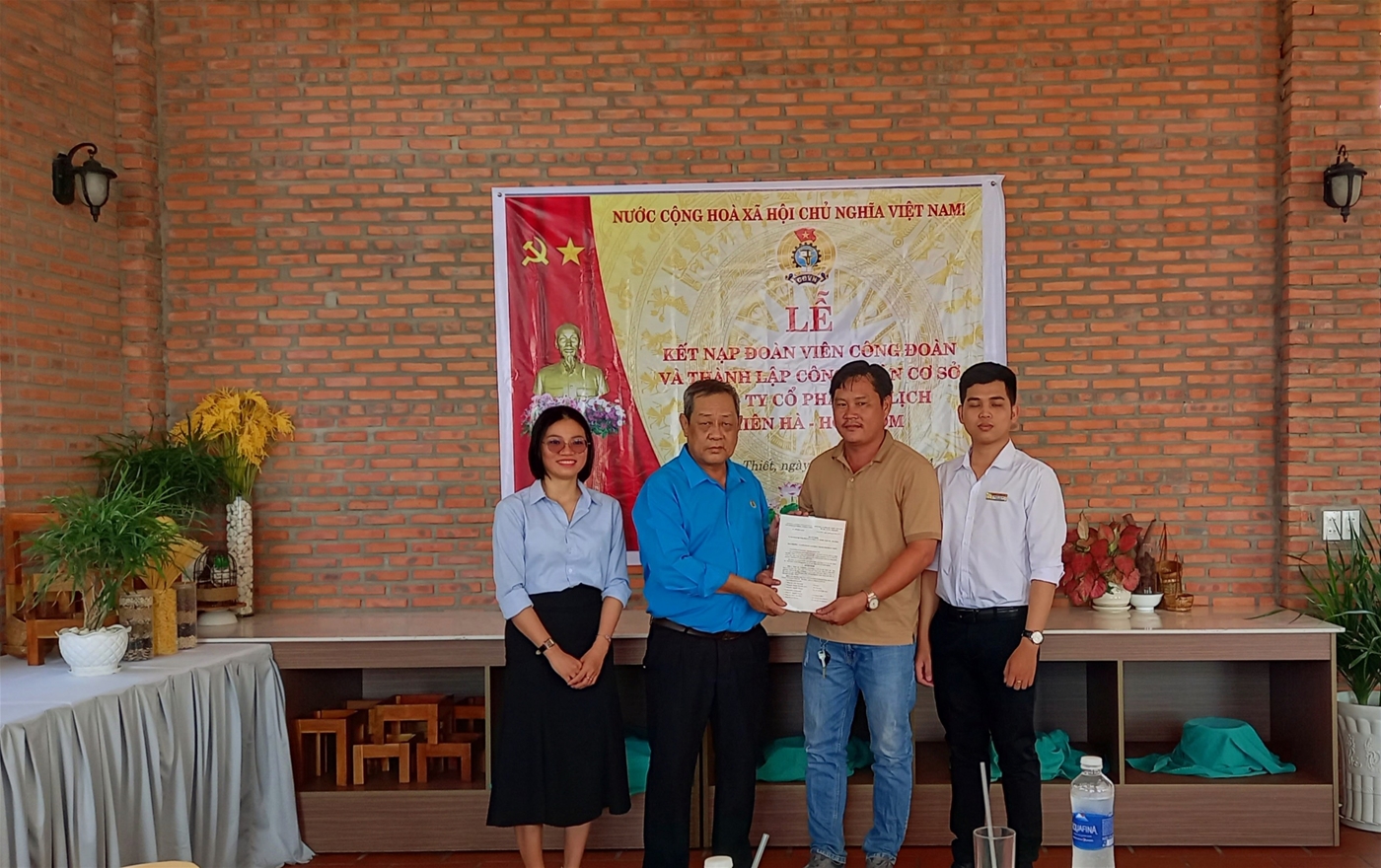 Đ/c Võ Huy Luận - Chủ tịch LĐLĐ thành phố trao quyết định  thành lập CĐCS Công ty Cổ phần du lịch Thiên Hà - Hòn Rơm