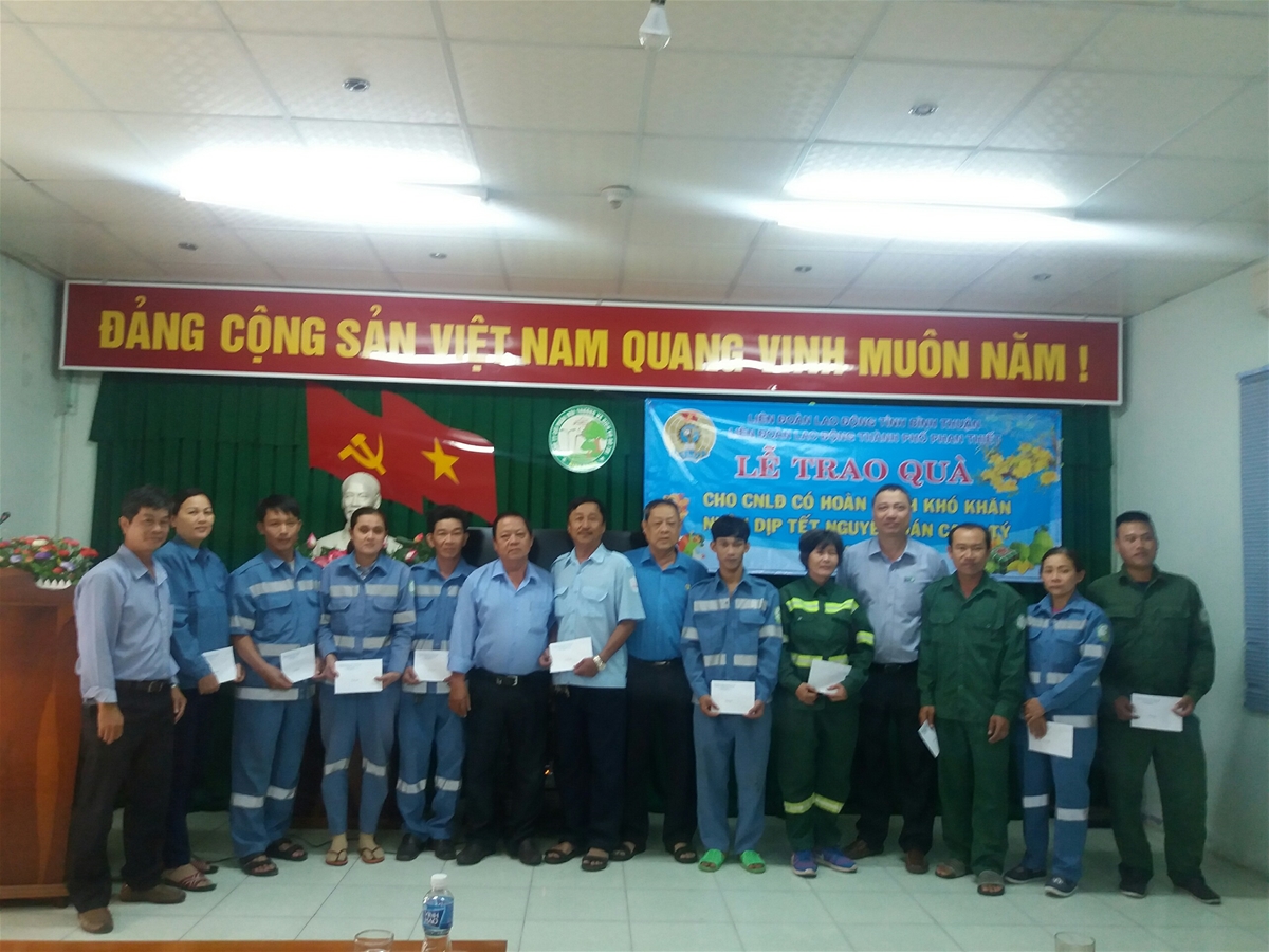 Ảnh: Ông Võ Huy Luận - Chủ tịch LĐLĐ thành phố trao quà cho công nhân lao động  có hoàn cảnh khó khăn tại Cty CP Môi trường và dịch vụ Đô thị Bình Thuận