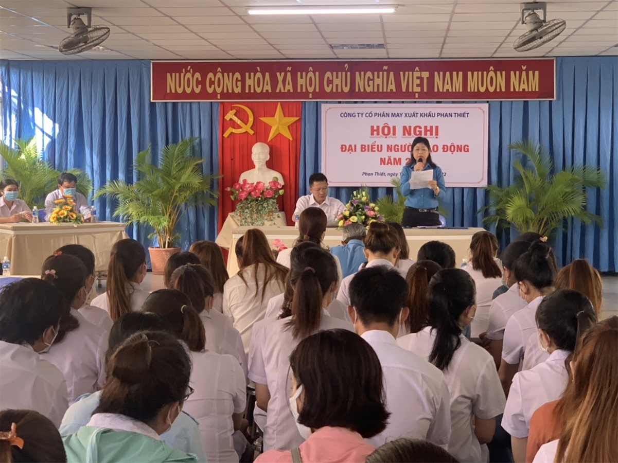 Ảnh: Bà Trần Thị Tuyết Thanh - Chủ tịch CĐCS Công ty trình bày báo cáo tại Hội nghị