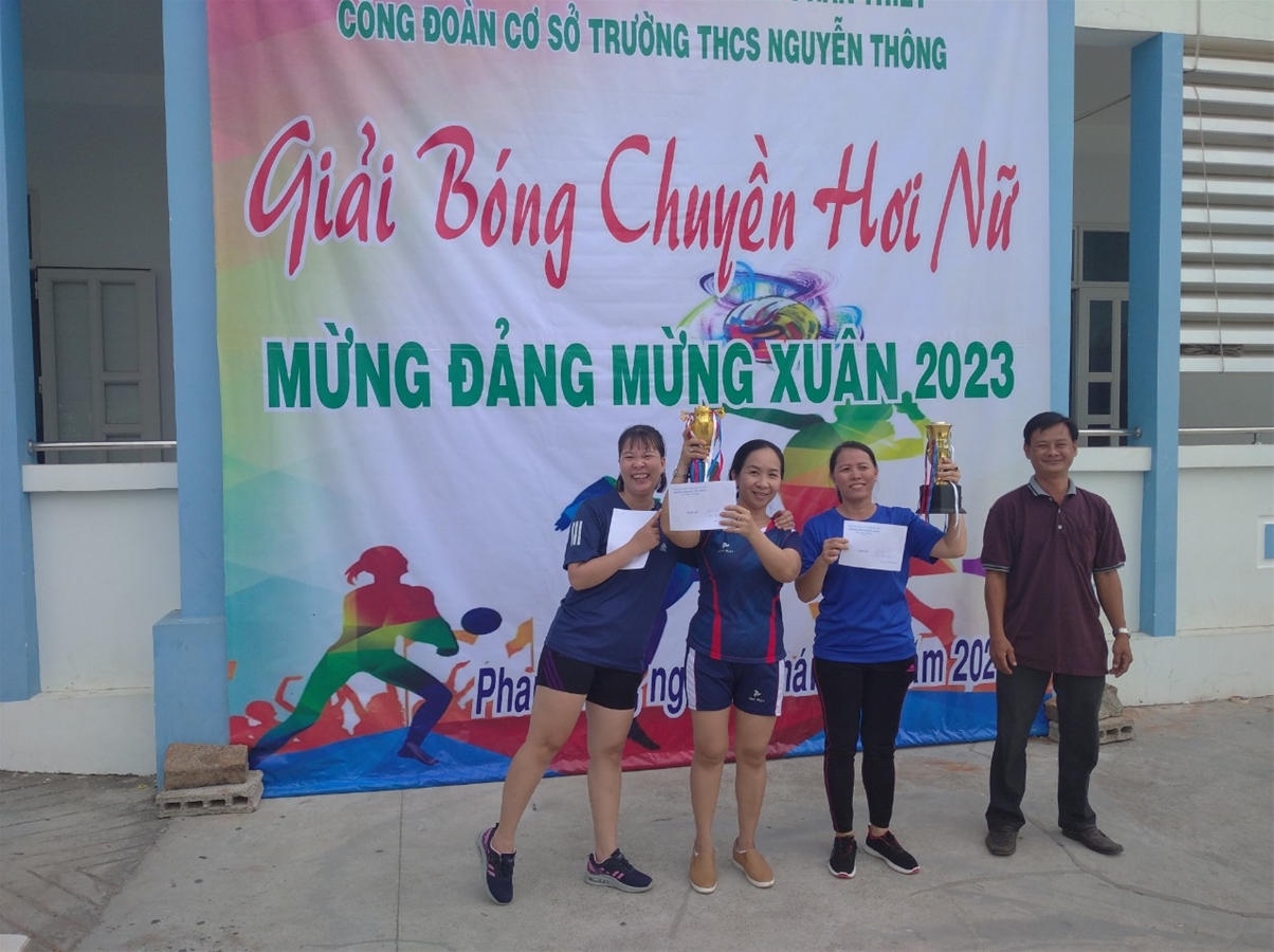 Ảnh: Ông Huỳnh Thanh Quý - Chủ tịch CĐCS Trường THCS Nguyễn Thông trao Cúp vô địch cho đội Tổ Sử - Địa - GDCD