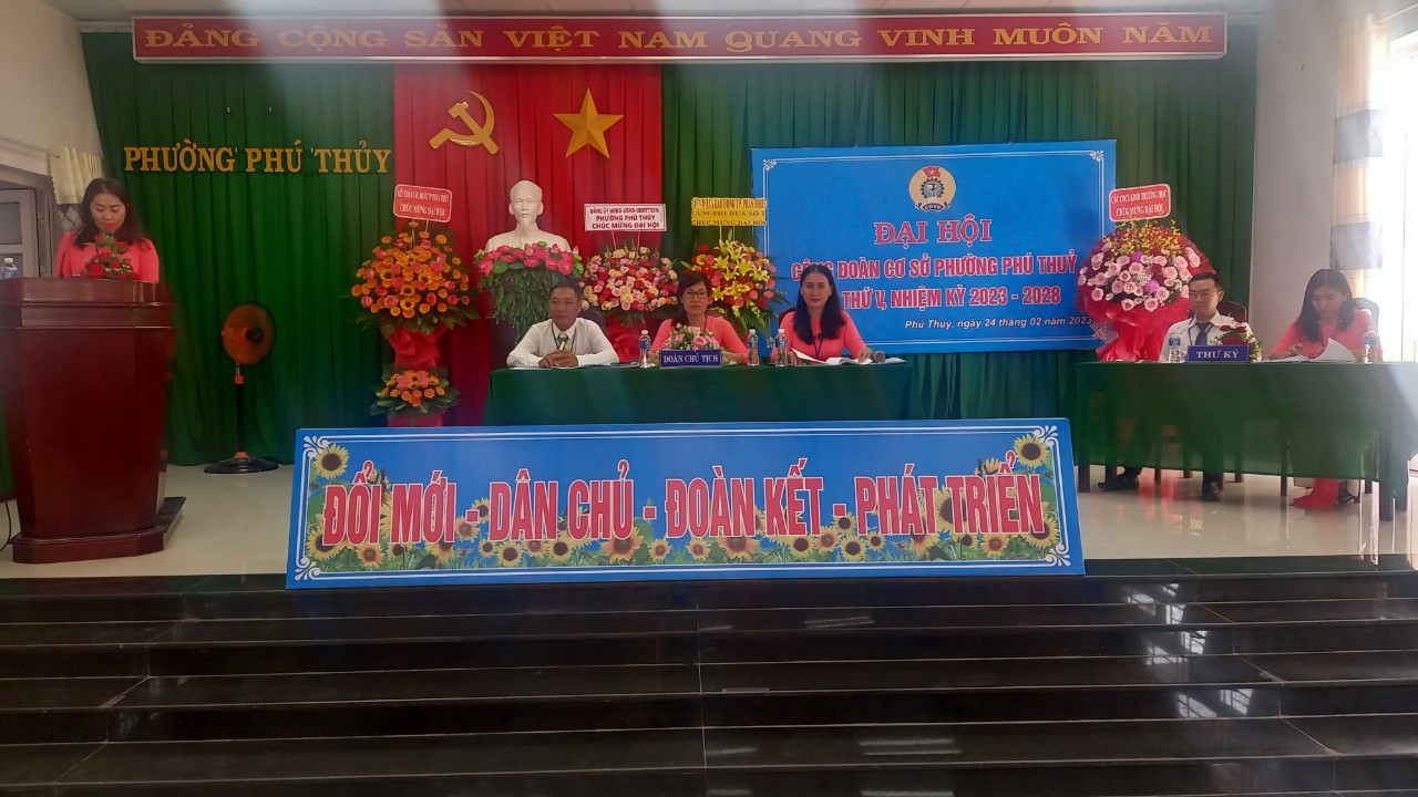 Ảnh: Đ/c Nguyễn Thị Thanh Hà - Bí thư Đảng ủy phường phát biểu chỉ đạo tại Đại hội
