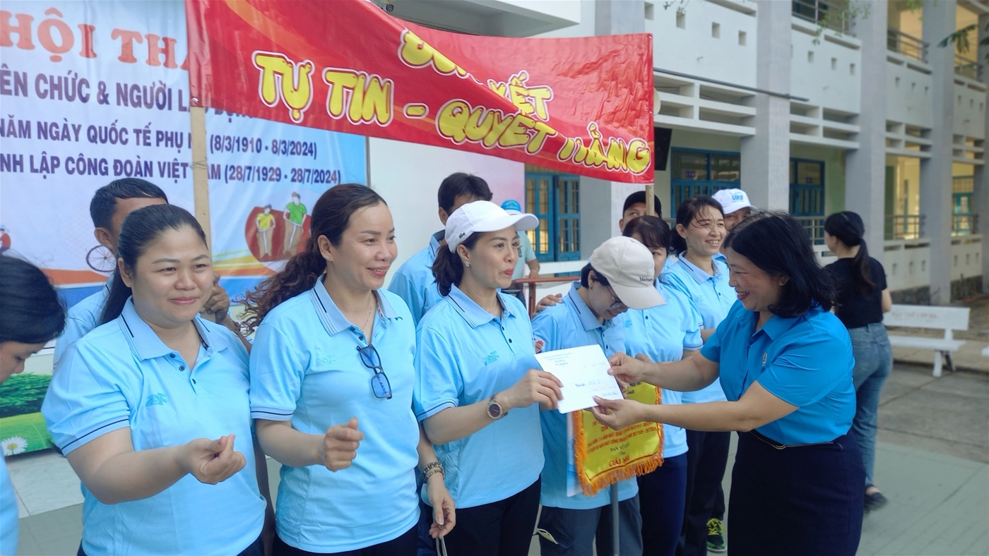 Đ/c Võ Thị Mỹ Thanh - Trưởng Ban Tổ chức trao giải nhì toàn đoàn cho Trường THCS Trần Phú