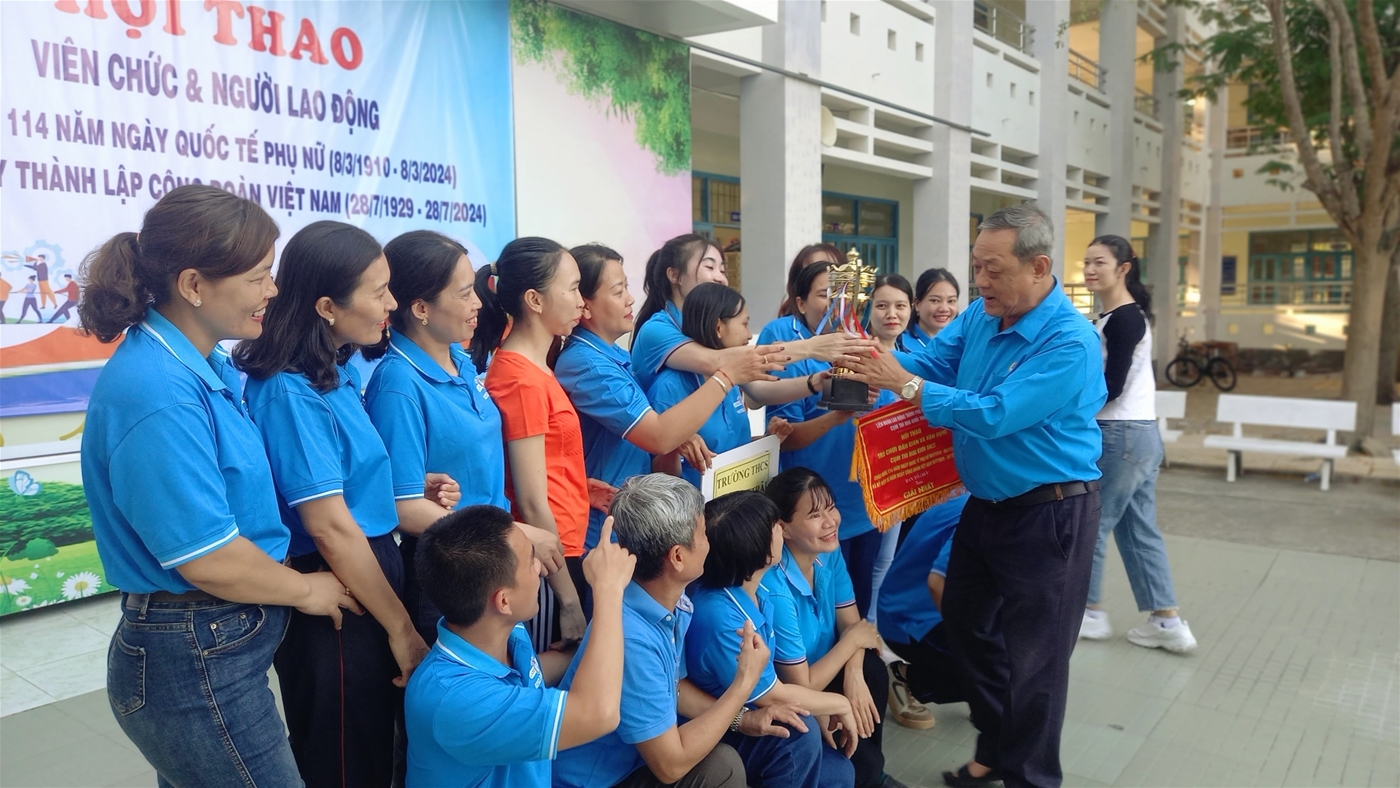 Đ/c Võ Huy Luận - Chủ tịch LĐLĐ thành phố trao Cúp vô địch cho Trường THCS Nguyễn Trãi