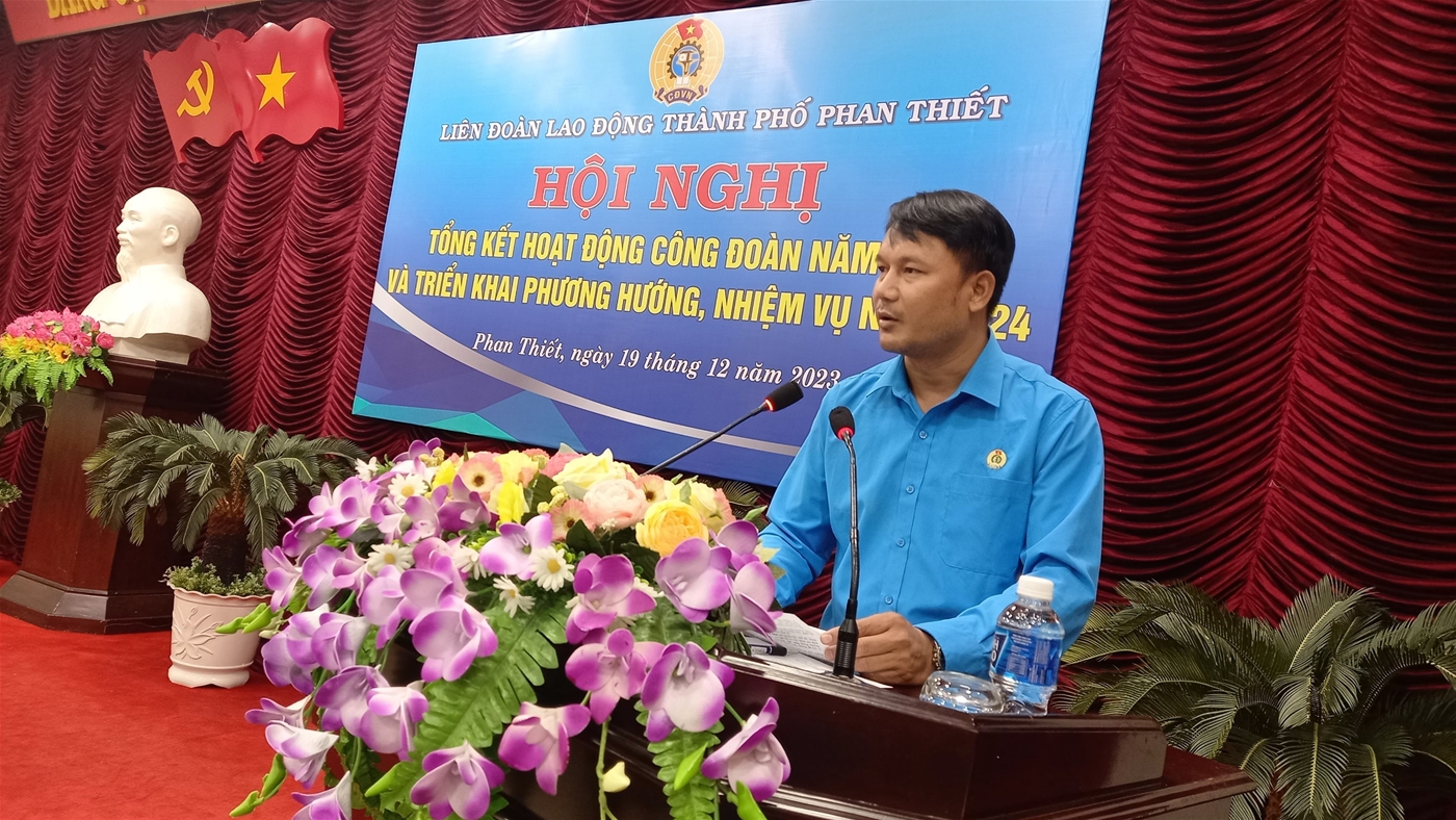 Đ/c Phạm Trường Huynh - PCT CĐCS Trường THCS Nguyễn Du phát biểu tham luận tại Hội nghị