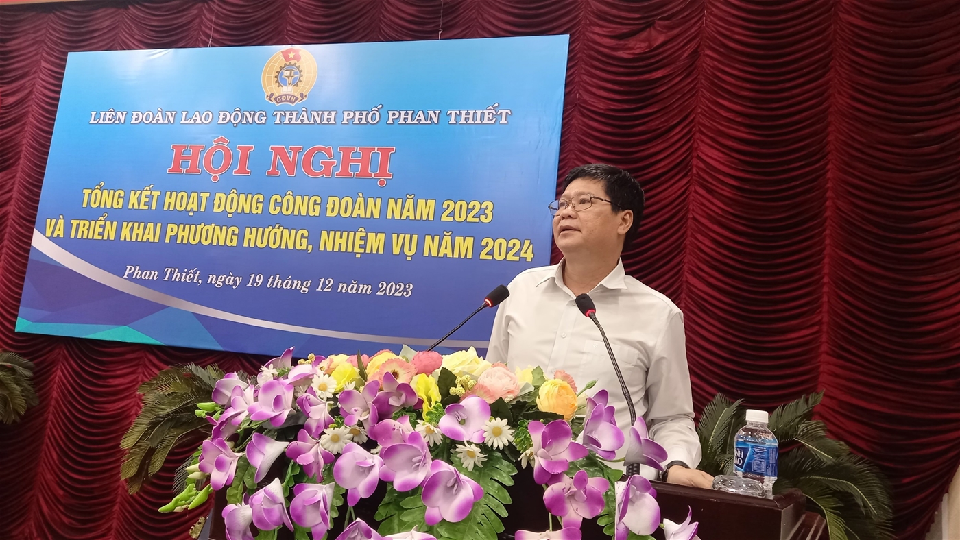 Đ/c Đỗ Hữu Quy - Chủ tịch LĐLĐ tỉnh Bình Thuậnphát biểu chỉ đạo tại Hội nghị
