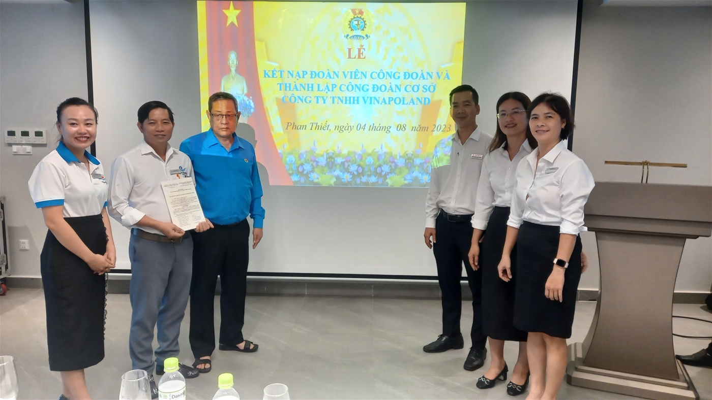 Ảnh: Đ/c Võ Huy Luận - Chủ tịch LĐLĐ thành phố trao quyết định  thành lập CĐCS Công ty TNHH VinaPoland