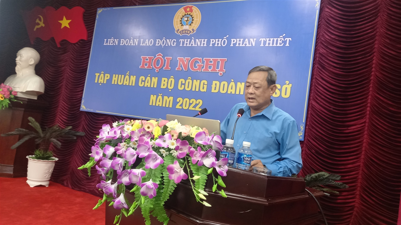 Ảnh: Đồng chí Võ Huy Luận - Chủ tịch LĐLĐ thành phố trình bày nội dung tập huấn tại Hội nghị