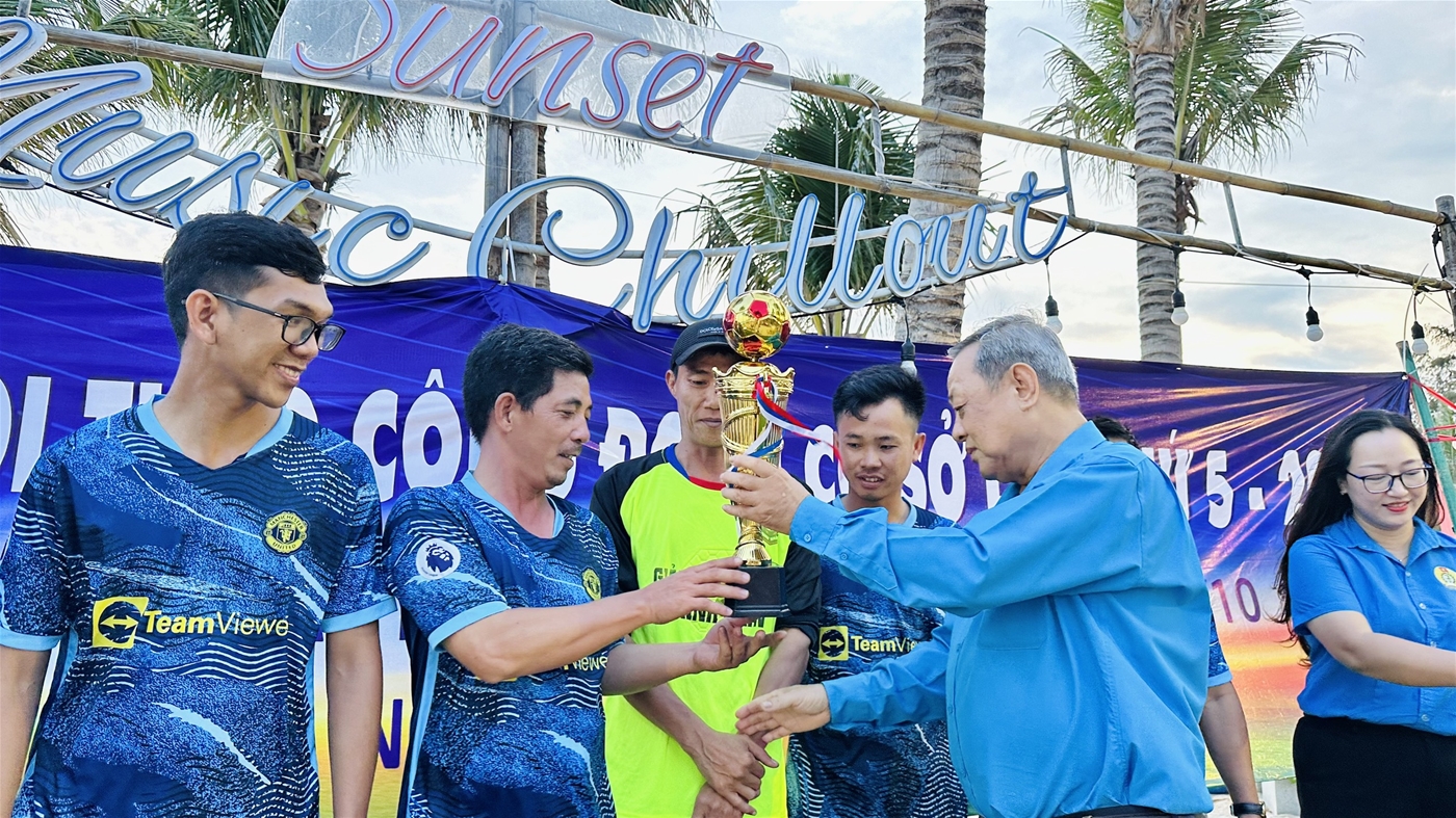 Ông Võ Huy Luận - Chủ tịch LĐLĐ thành phố  trao Cup cho đội vô địch bóng đá nam