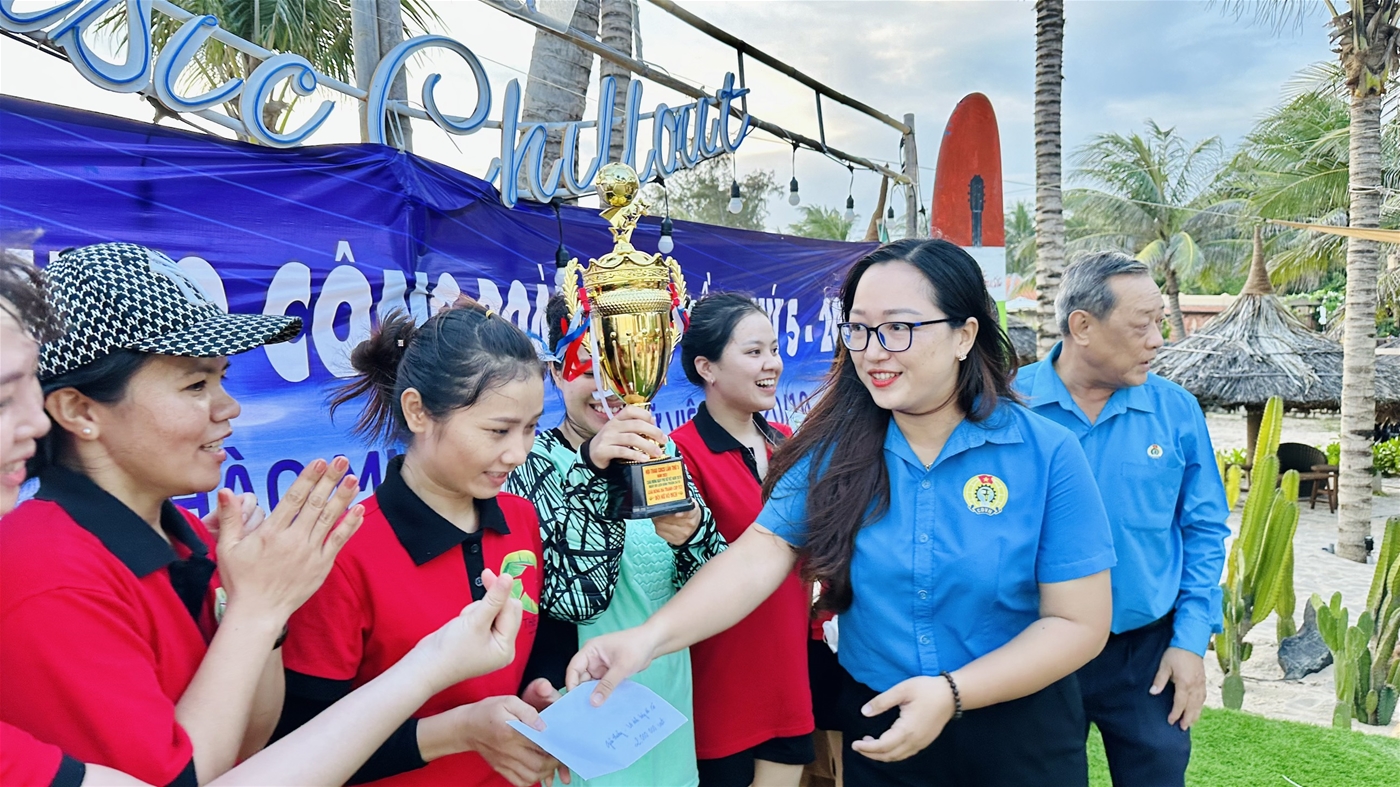 Bà Trần Thị Hoài Trinh - Cụm Trưởng Cụm thi đua số 05  trao giải thưởng cho đội vô địch bóng đá nữ